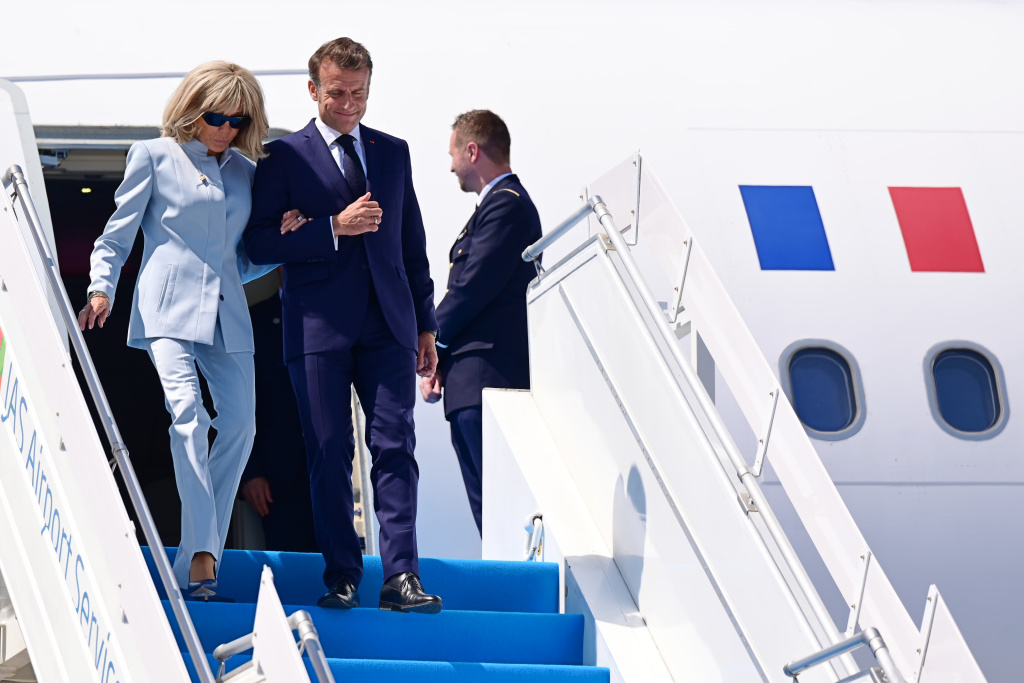 Presiden Prancis Emmanuel Macron (tengah) dan istri Brigitte Macron (kiri) keluar dari pesawat setibanya di Yogyakarta International Airpot (YIA) Kulon Progo, D.I Yogyakarta, Kamis (29/5/2025). (Biro Pers)