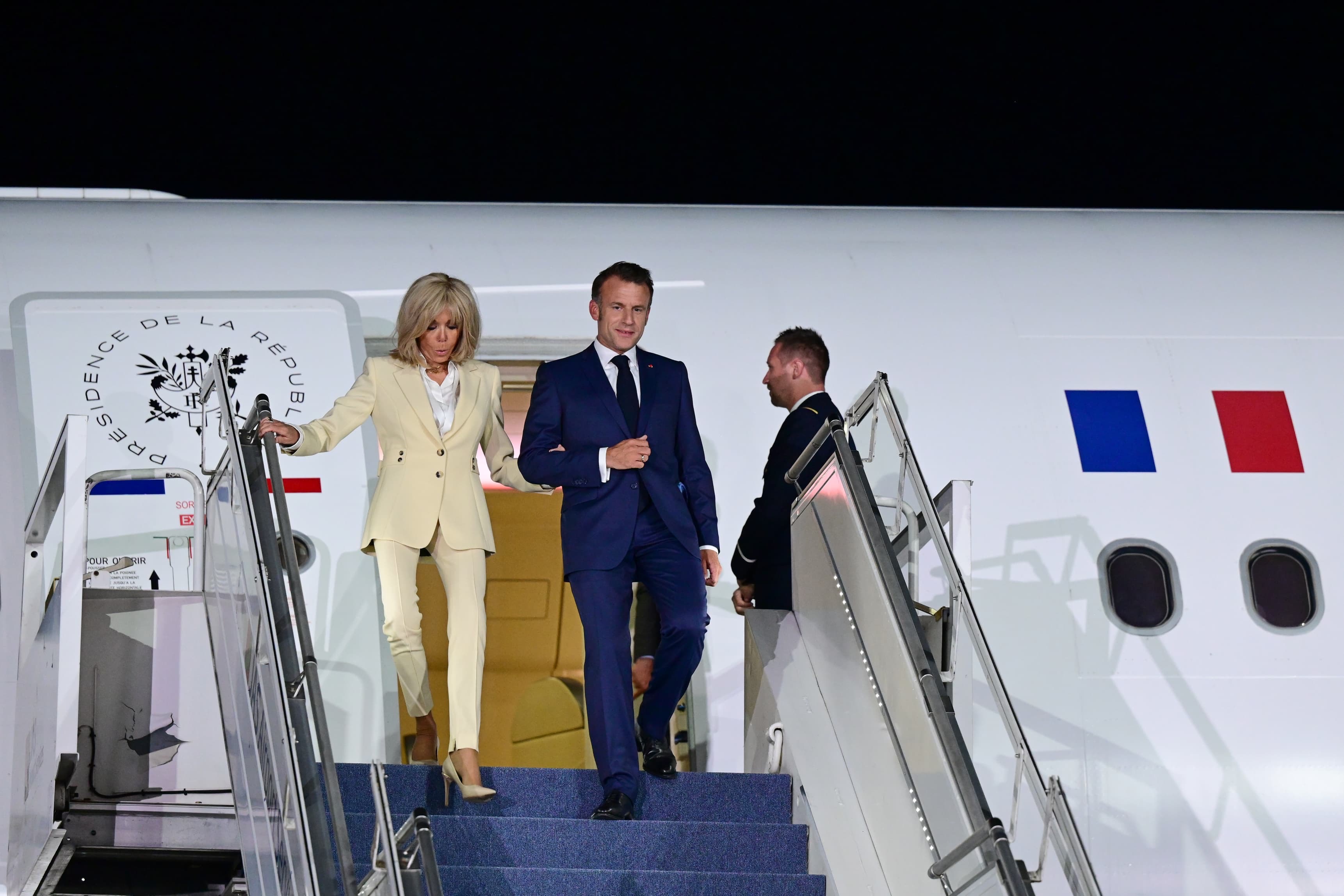 Presiden Macron Kunjungi Jakarta, Puji Keindahan Indonesia dan Jalin Keakraban dengan Prabowo Presiden Republik Prancis Emmanuel Macron bersama Ibu Negara Brigitte Macron tiba di Jakarta. (Foto/BPMI)