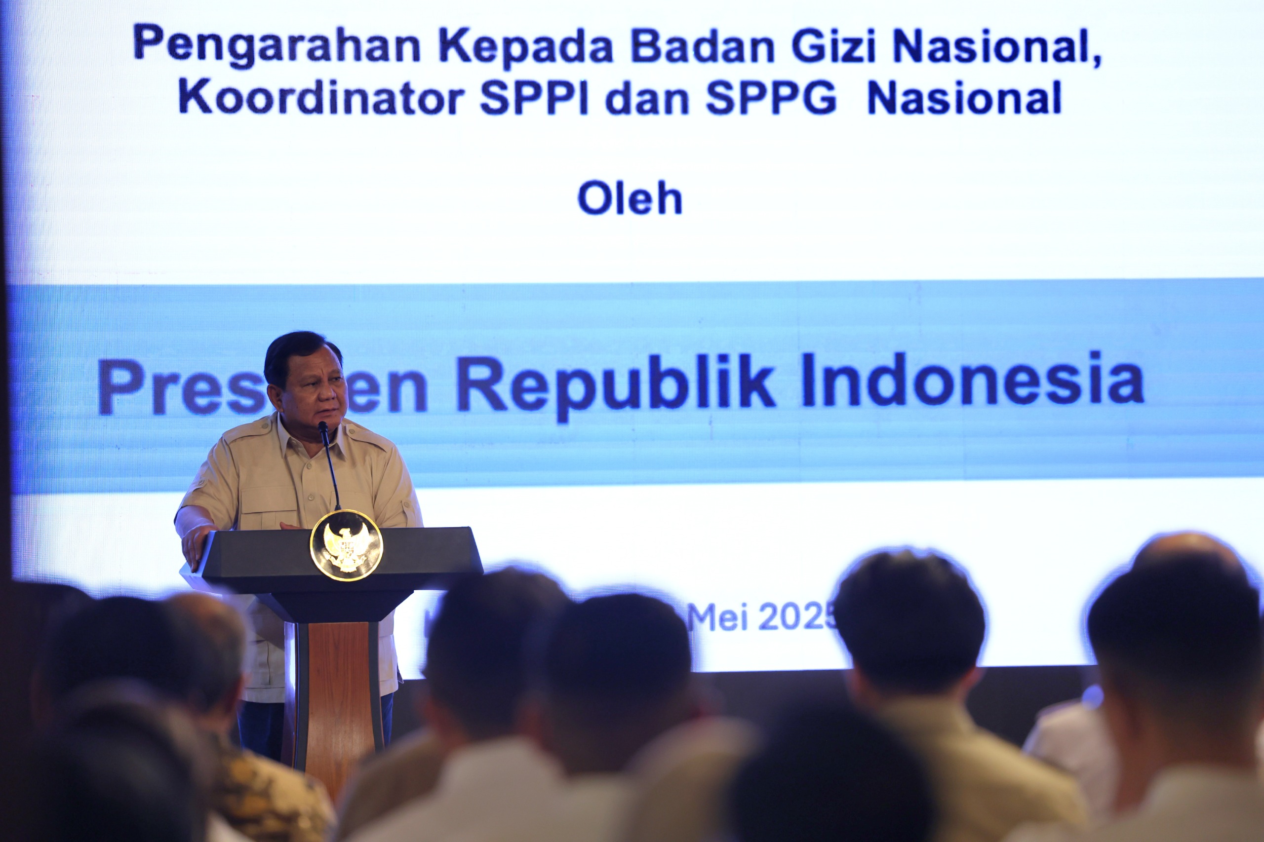 Prabowo ke Petugas MBG: Kalian Ujung Tombak Bangsa Amankan Masa Depan Anak-anak Presiden RI Prabowo Subianto memberikan pengarahan langsung kepada ribuan petugas lapangan di dapur program Makan Bergizi Gratis (MBG). (Foto/Tim Prabowo).