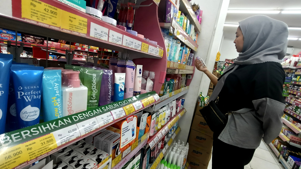 Pembeli melihat- lihat produk kosmetik yang dijual di Supermarket, Jakarta, Minggu ( 18/5/2025). (Beritanasional.com/Oke Atmaja)