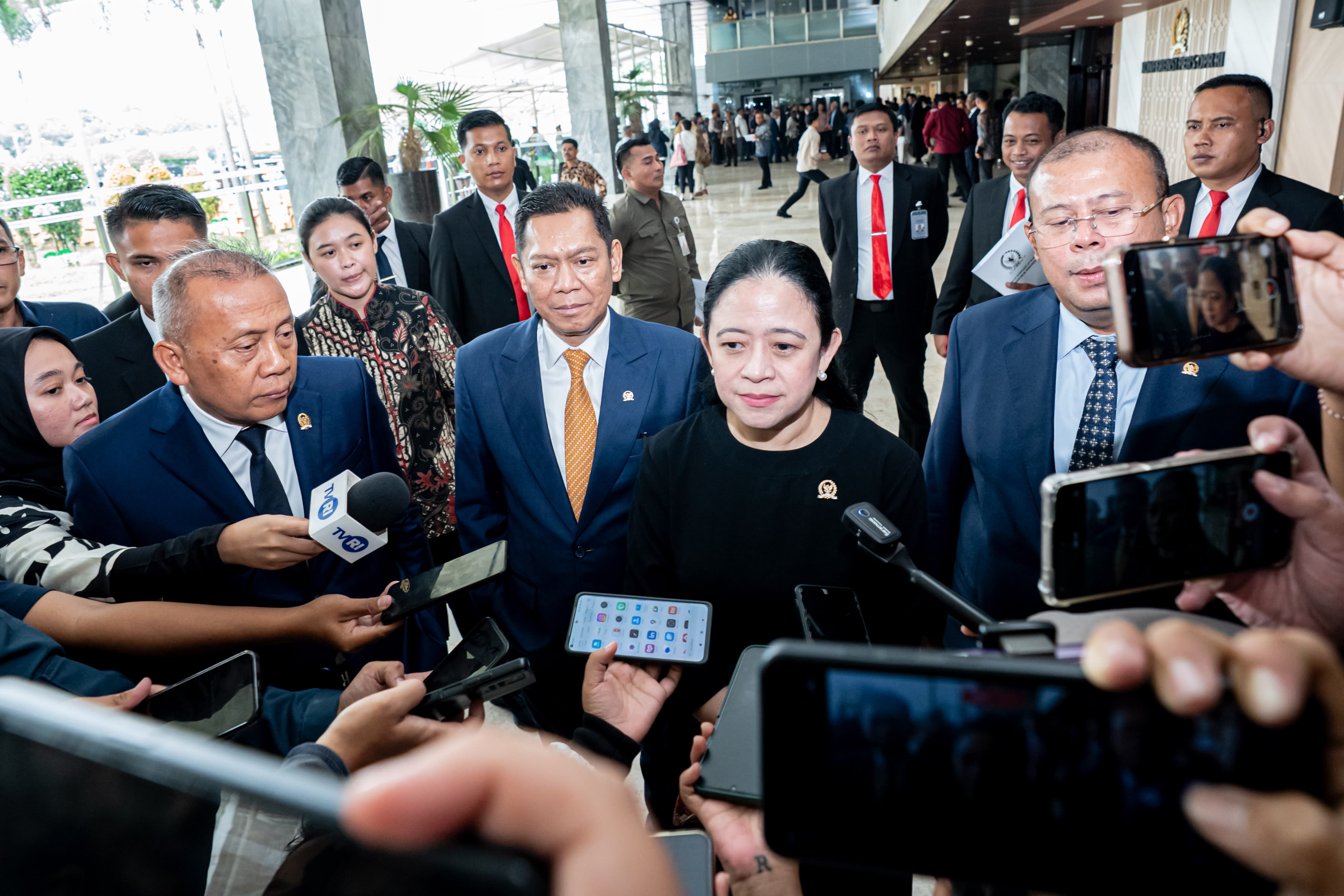 Ketua DPR Puan Maharani bersama wakil ketua DPR memberikan keterangan di selasar gedung Nusantara II DPR. (BeritaNasional/istimewa)