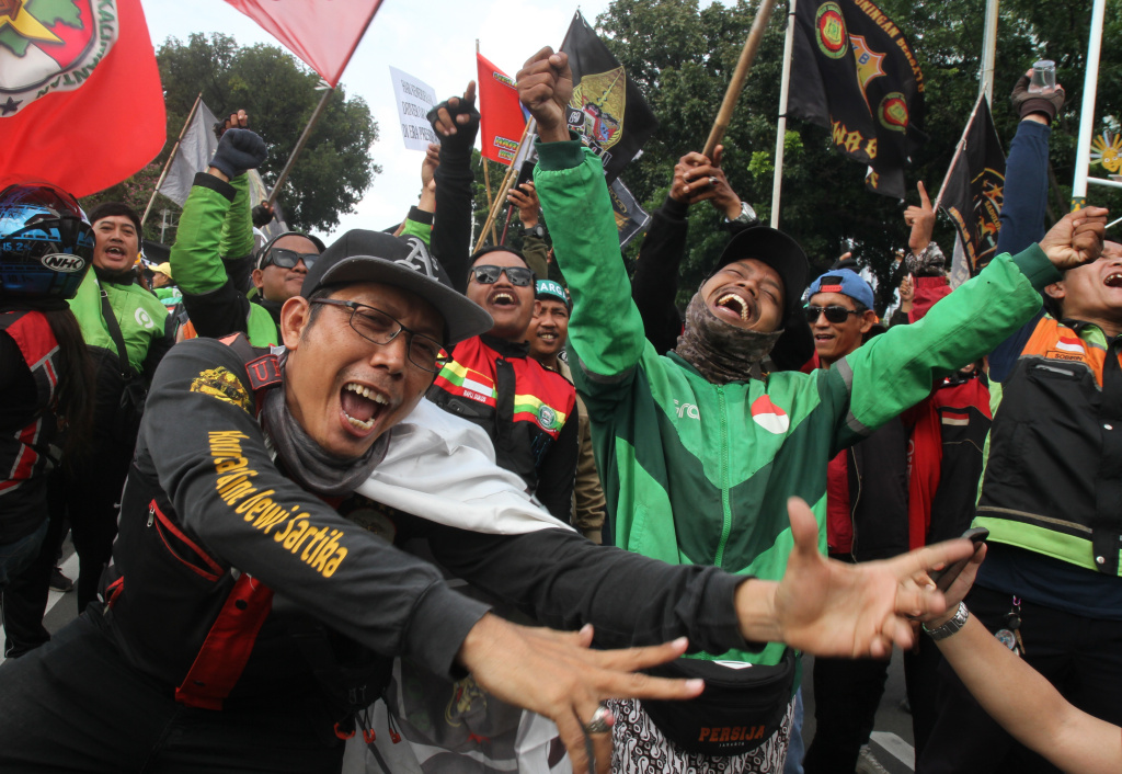 Ratusan pengemudi ojek online (ojol) melakukan aksi unjuk rasa di kawasan Patung Kuda, Jakarta, Selasa (20/5/2025). (Beritanasional.com/Oke Atmaja)