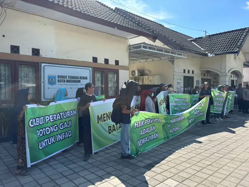 Ratusan Karyawan RSI NTB Gelar Aksi Protes. (Foto/istimewa)