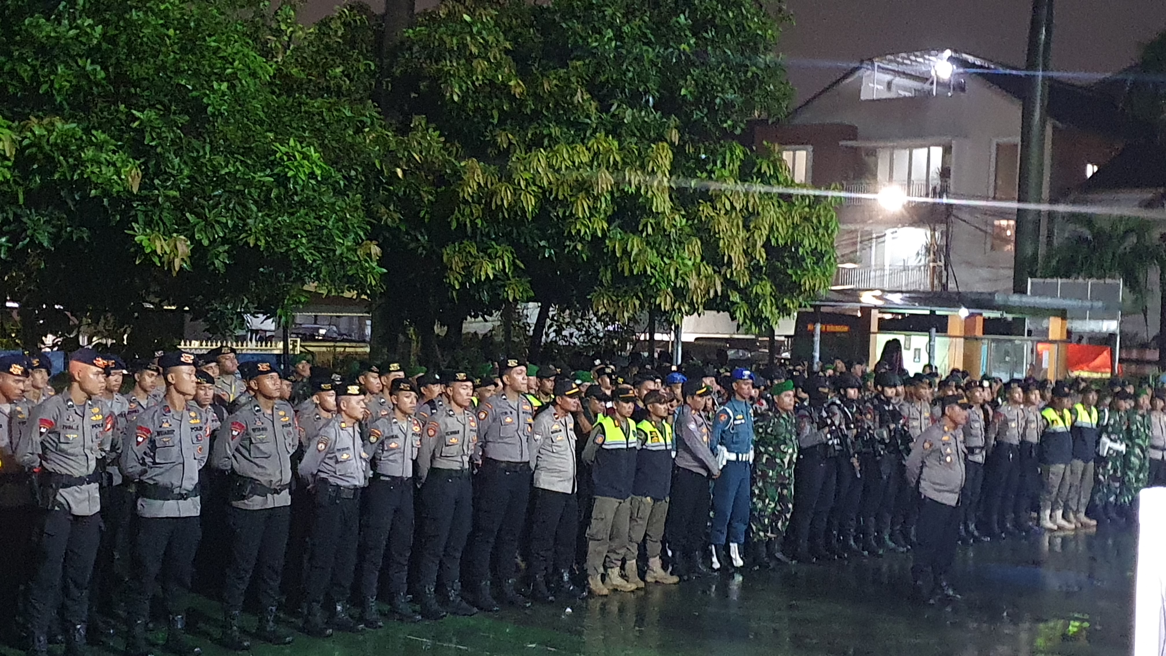 Ratusan Personel Gabungan Gelar Patroli di Jakbar Malam Ini. (BeritaNasional/Bachtiar)