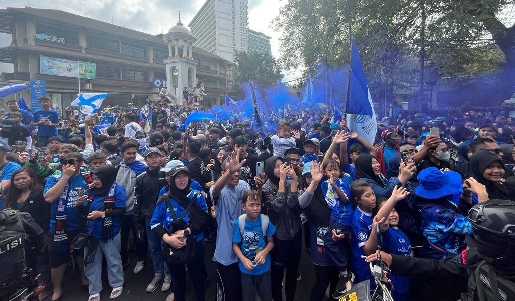 Ribuan Bobotoh merayakan euforia juara Persib Bandung. (Foto/persib.co.id)