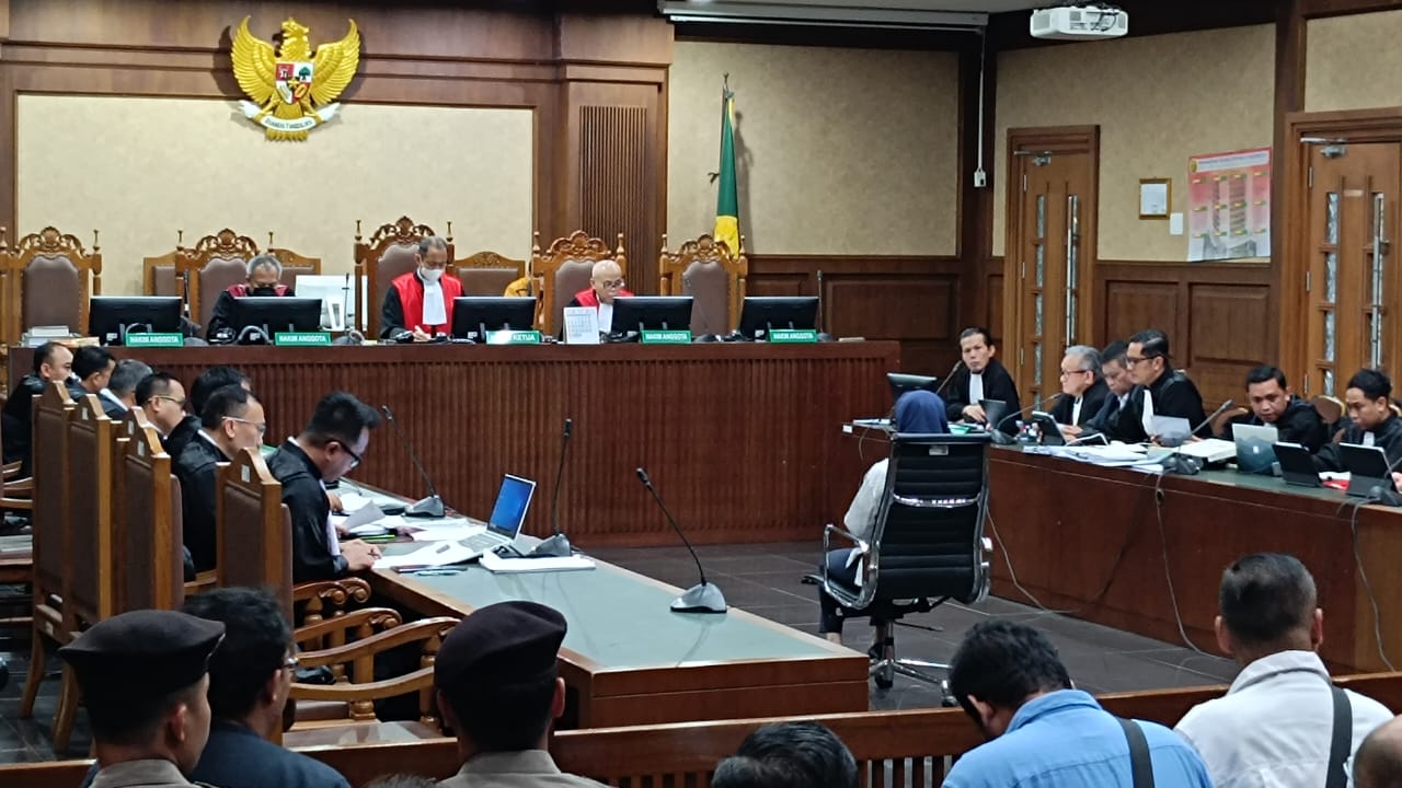 Riezky Aprilia saat memberikan kesaksian dalam sidang kasus suap proses PAW di Pengadilan Tipikor, Jakpus, dengan terdakwa Hasto. (BeritaNasional/Panji)