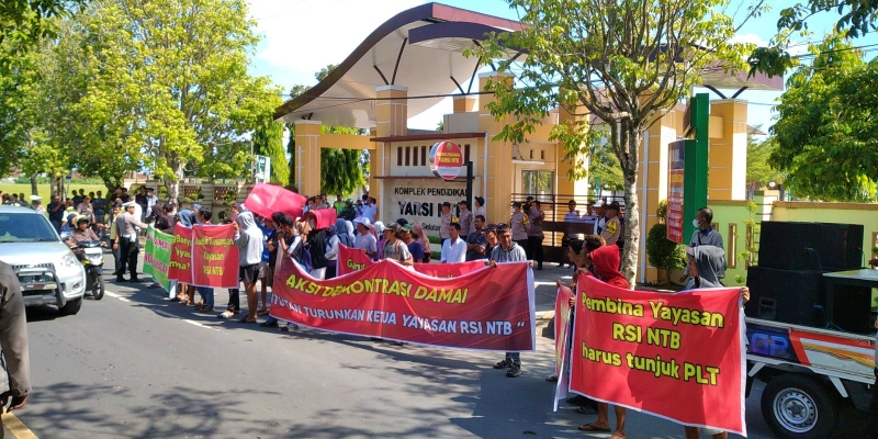 Sejumlah massa mendatangi RSI NTB. (Foto/istimewa)