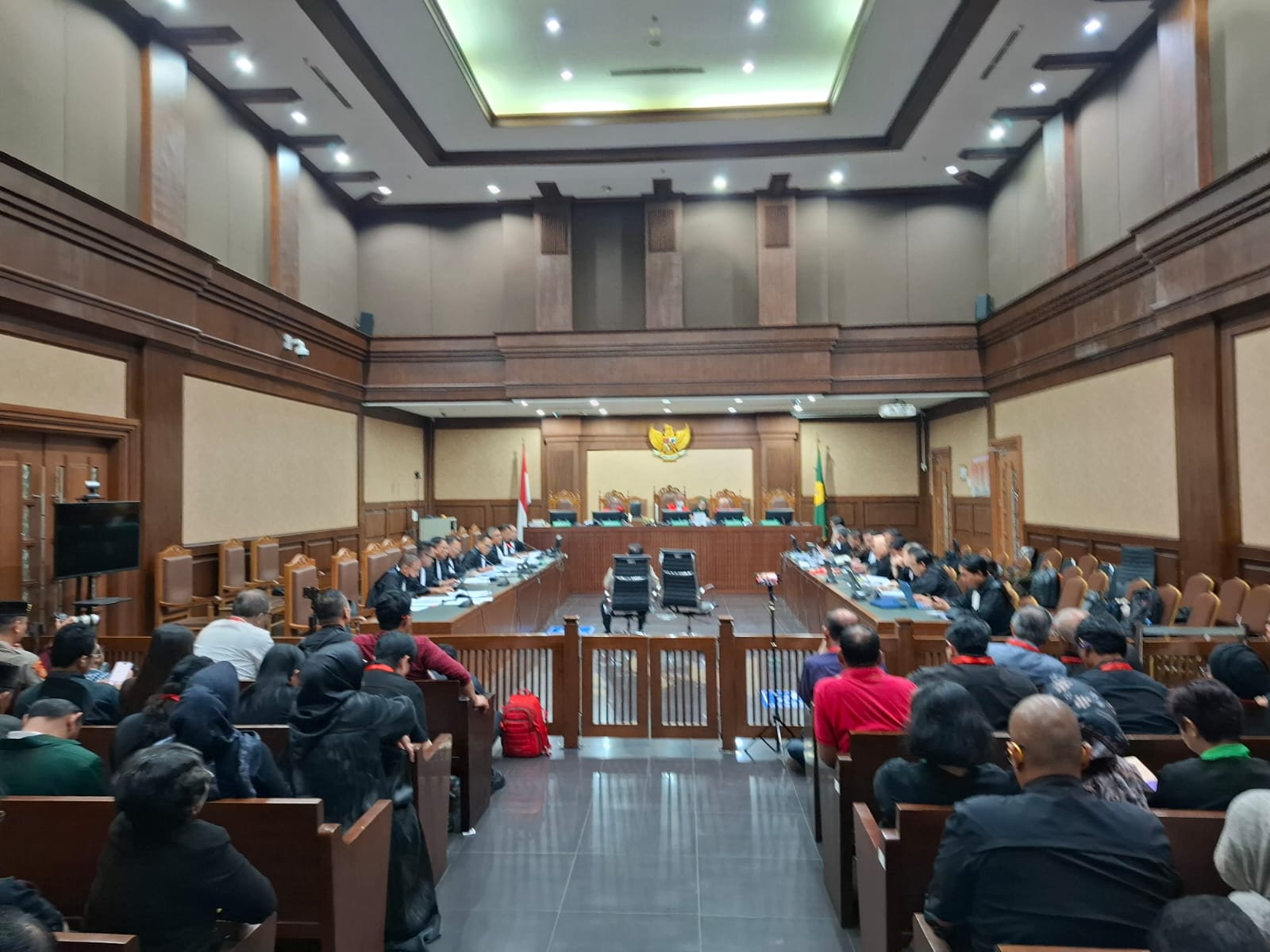 Suasana persidangan kasus perintangan penyidikan Hasto Kristiyanto dengan agenda mendengarkan keterangan saksi Saeful Bahri. (BeritaNasional/Panji)