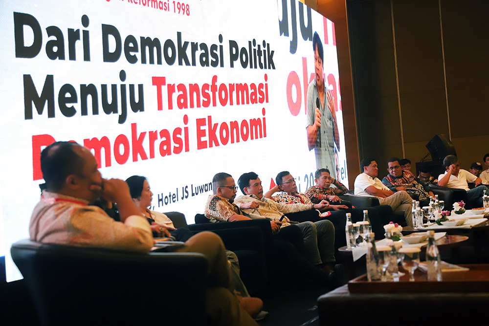 Sarasehan Aktivis Lintas Generasi Memperingati Reformasi 1998 gelar diskusi  soal kondisi negera saat ini yang dikemas dengan "Dari Demokrasi Politik Menuju Transformasi Demokrasi Ekonomi". (BeritaNasional/Elvis Sendouw)
