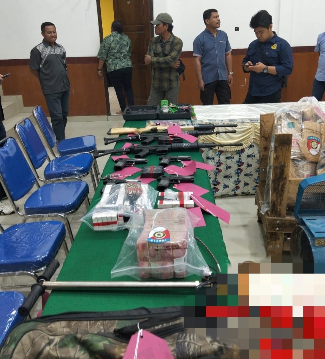 Barang bukti dan tersangka diserahkan ke Kejari Jayapura. (BeritaNasional/dok humas Polri)
