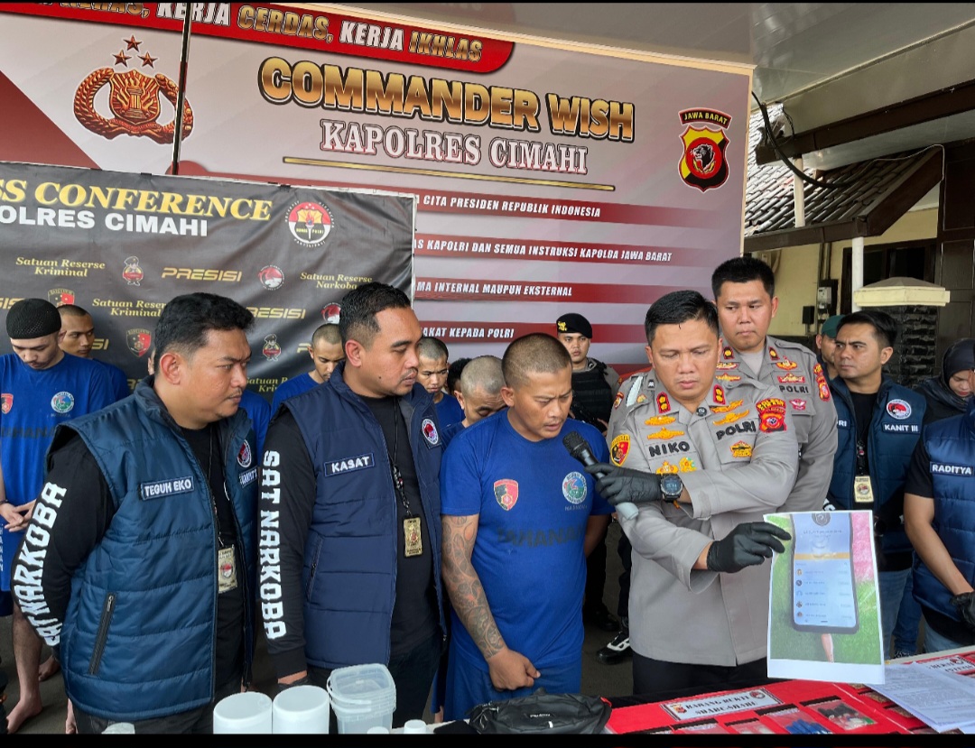 Tersangka AG anggota Grib Jaya Bandung Barat dirungkus polisi. (BeritaNasional/Panji)