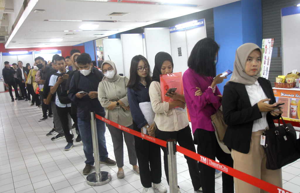 Sejumlah pencari kerja melamar pekerjaan saat event Job Fair di Thamrin City, Jakarta, beberapa waktu lalu. (BeritaNasional/Oke Atmaja)