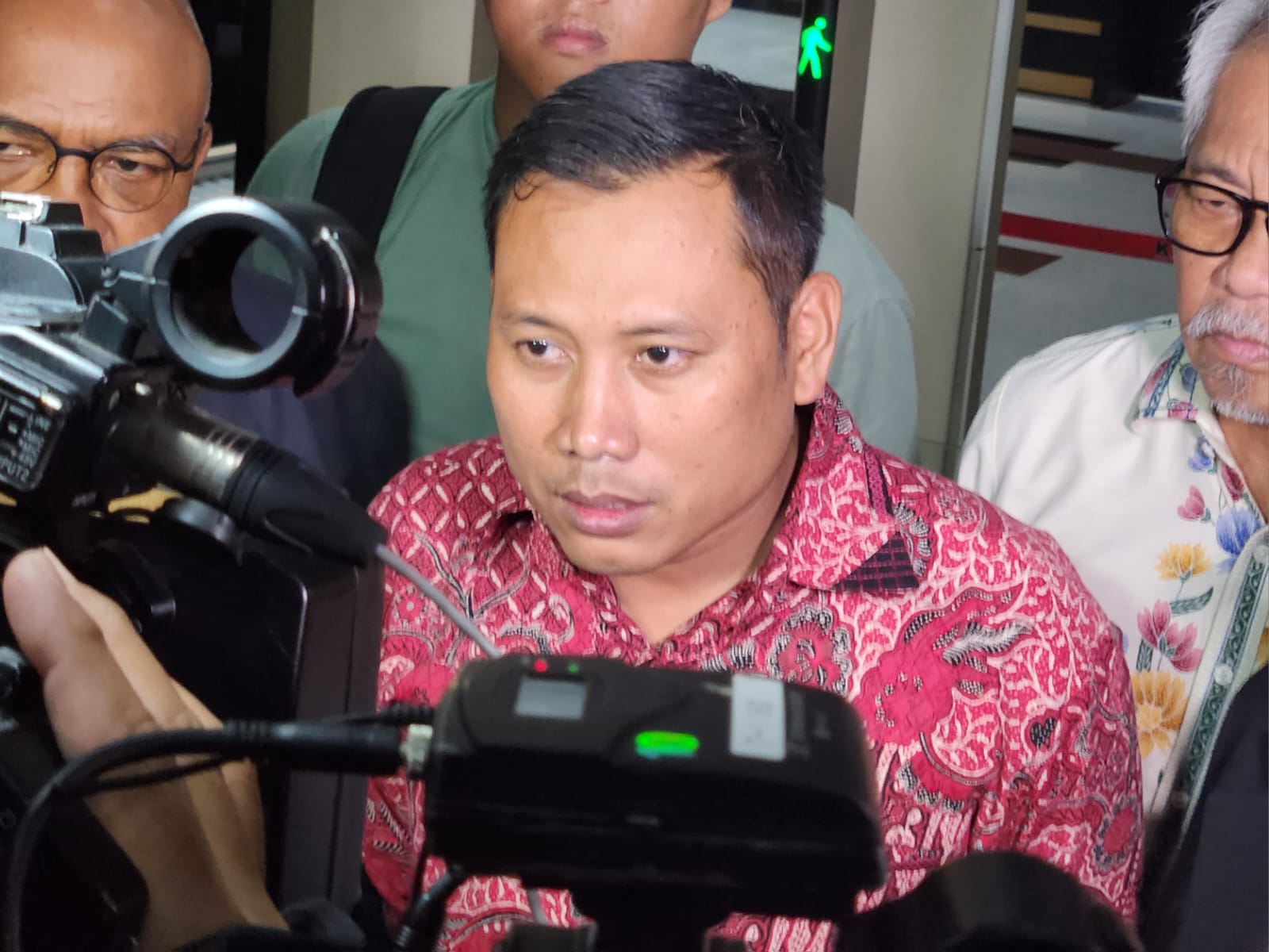 Staf Sekjen PDIP Hasto Kristiyanto, Kusnadi, saat diwawancarai. (BeritaNasional/Panji)
