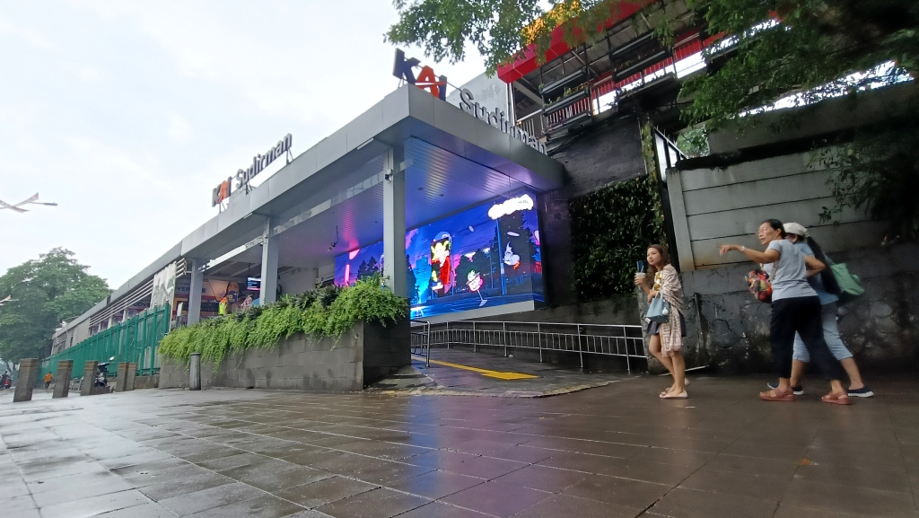 Aktivitas warga di kawasan Stasiun Sudirman, Jakarta, Rabu (21/5/2025).  (Beritanasional.com/Oke Atmaja)
