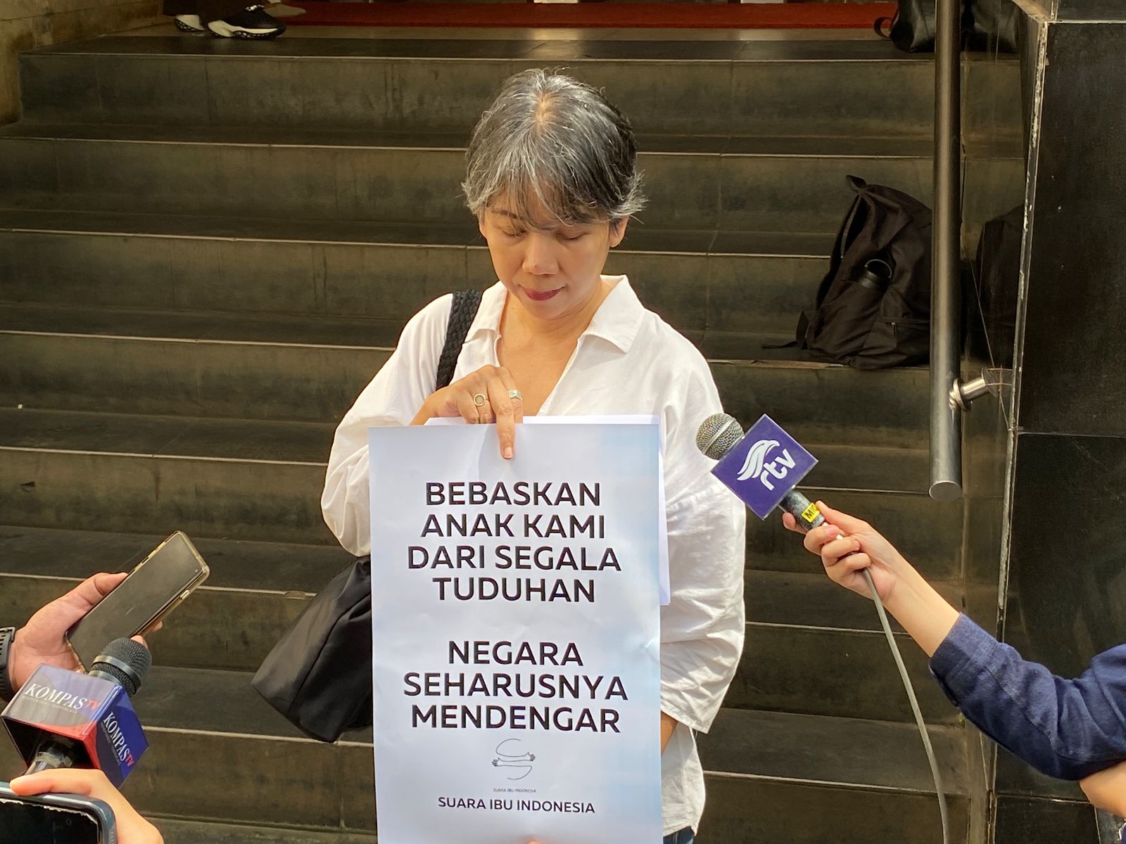 Koordinator Suara Ibu Indonesia Avianti Armand menyampaikan tuntutannya. (BeritaNasional/Bachtiarudin Alam)
