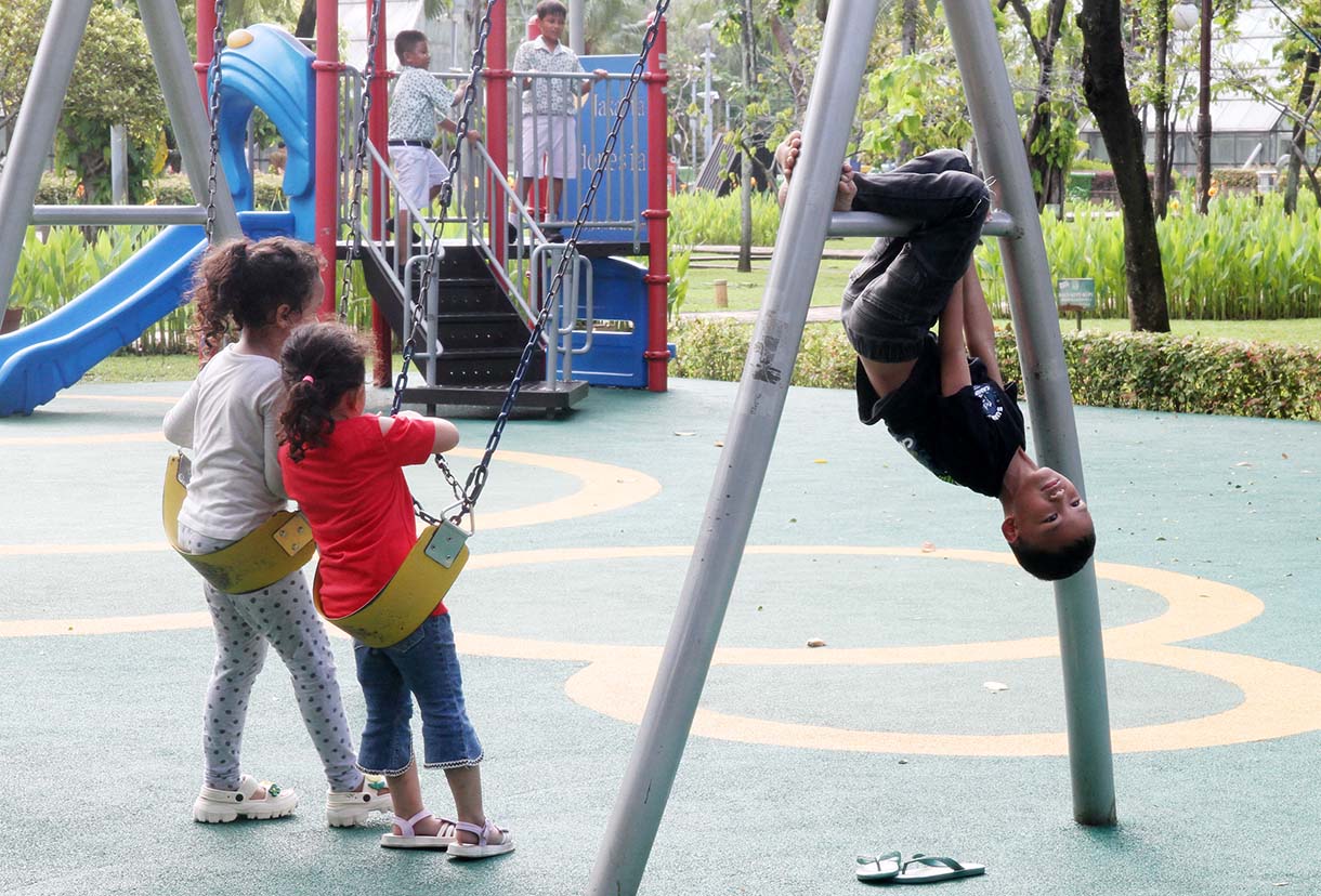 Anak anak bermain ayunan di Taman Menteng, Jakarta, Minggu (25/5/2025).(Beritanasional.com/Oke Atmaja)