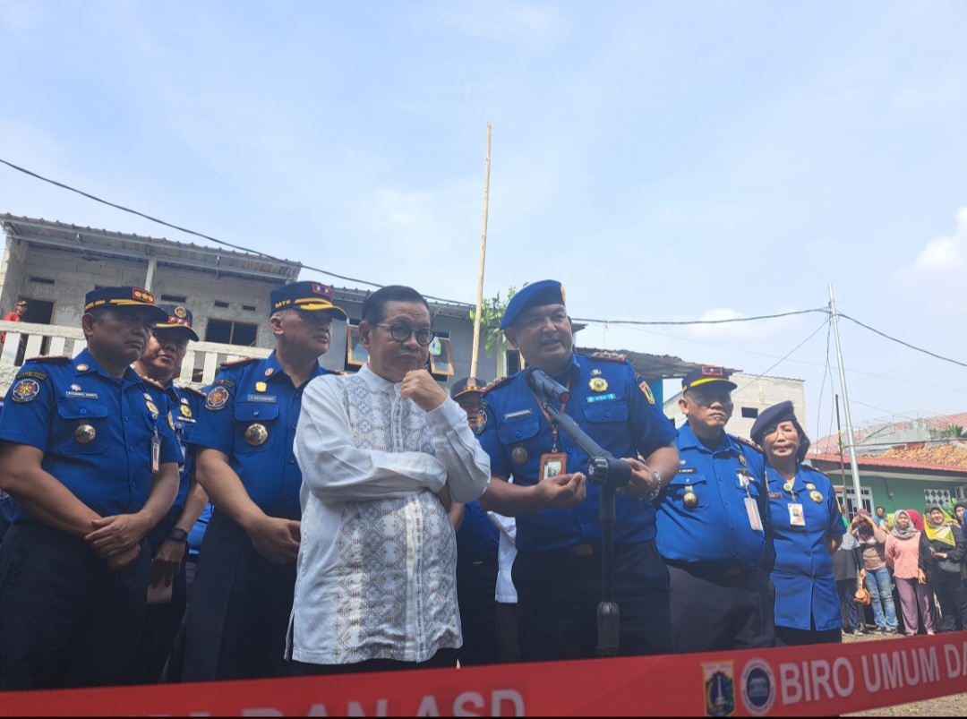 Gubernur DKI Jakarta Pramono Anung di Kelurahan Kebon Jeruk serahkan APAR ke 9 RT. (BeritaNasional/Lydia)