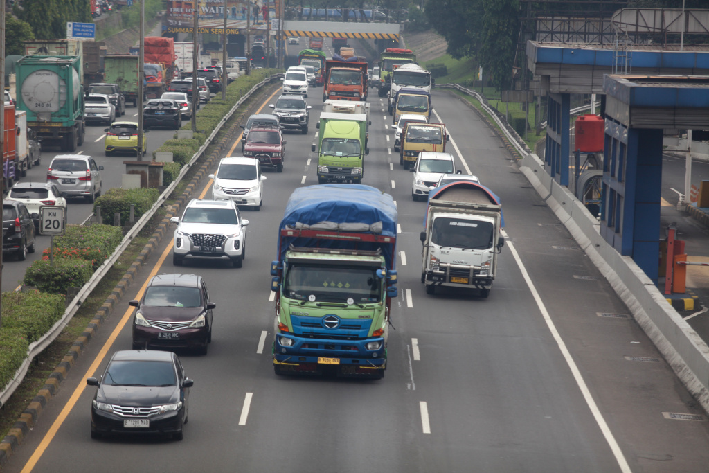 Truk melintas di Jalan Tol Lingkar Luar, Jakarta, Kamis (15/5/2025).  (Beritanasional.com/Oke Atmaja)