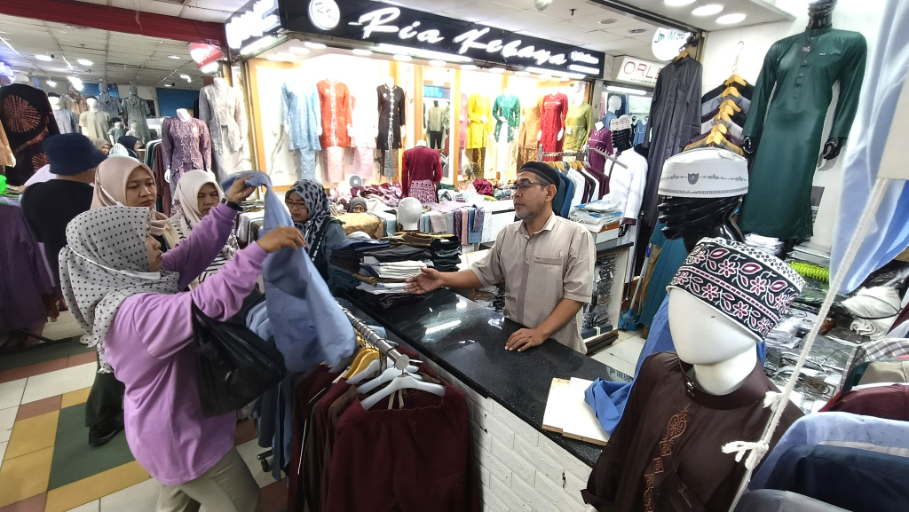 Pengunjung memilih pakaian di pasar Tanah Abang, Jakarta, Selasa (13/5/2025). (Beritanasional.com/Oke Atmaja)