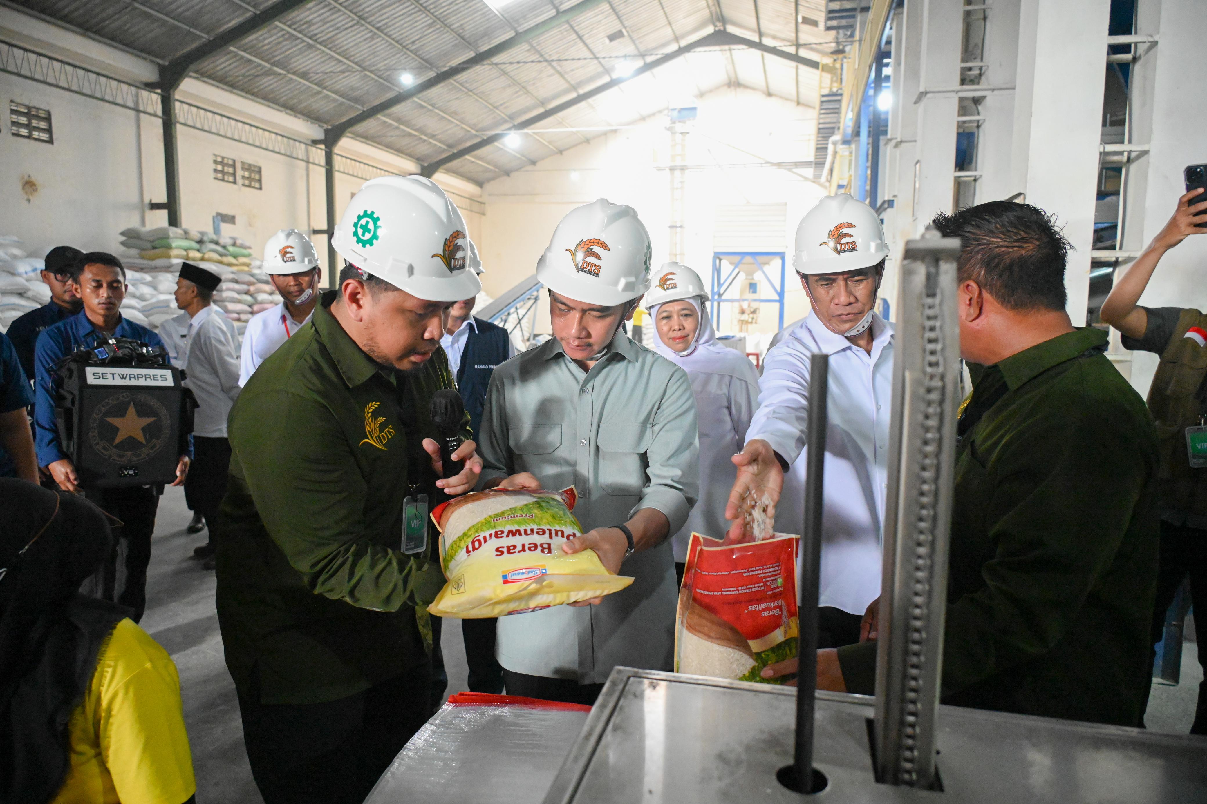 Wakil Presiden Gibran Rakabuming meninjau  proses pengolahan beras di pabrik PT Daya Tani Sembada. (BeritaNasional/Elvis Sendouw/HO Setwapres)