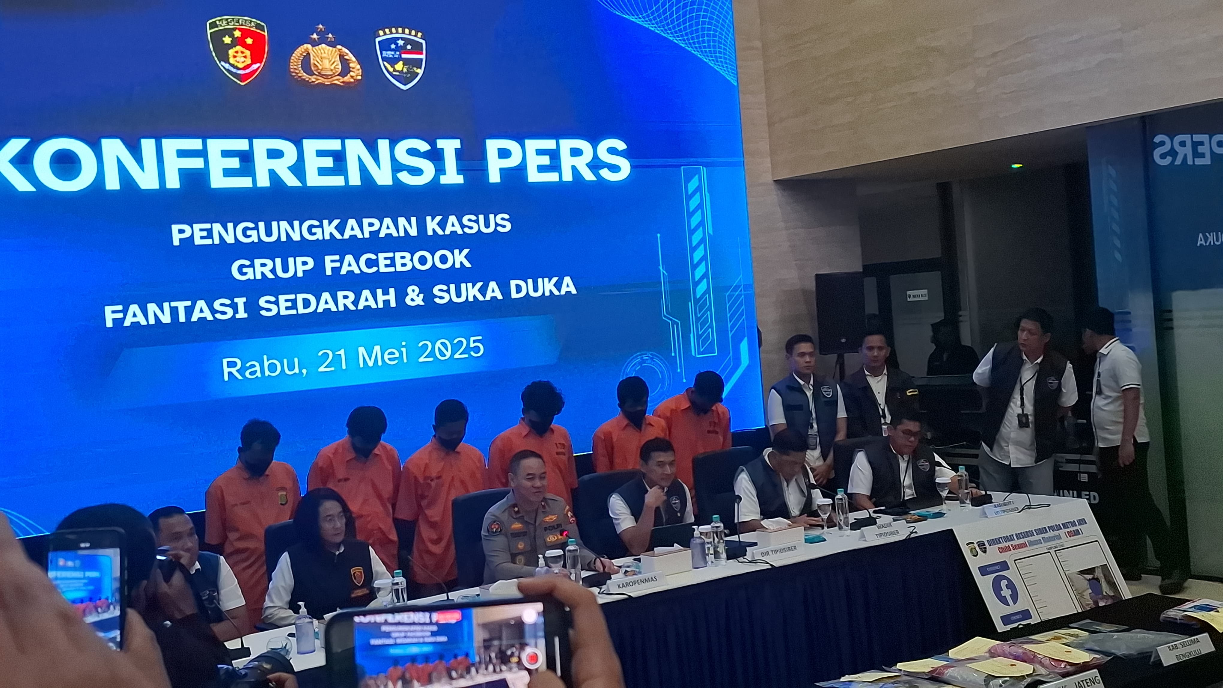 Direktur Tindak Pidana Siber Bareskrim Polri Brigjen Himawan Bayu Aji bersama jajaran menggelar jumpa pers. (BeritaNasional/Bachtiarudin Alam)