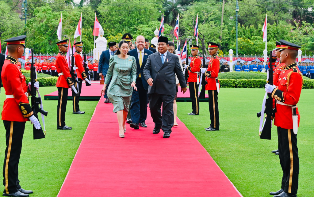 Presiden Republik Indonesia Prabowo Subianto tiba di Government House Thailand dan menerima sambutan resmi penuh kehormatan dari Perdana Menteri Thailand, Paetongtarn Shinawatra, Senin (19/5/2025). (Foto : Biro Pers)