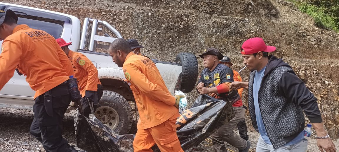 Tim temukan 6 korban banjir bandang yang tewas di Pegunungan Arfak Papua. (BeritaNasional/dok Humas Polri)