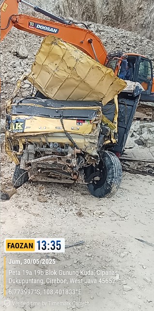 Truk pengangkut tambang ringsek tertimbun longsoran. (BeritaNasional/BNPB)