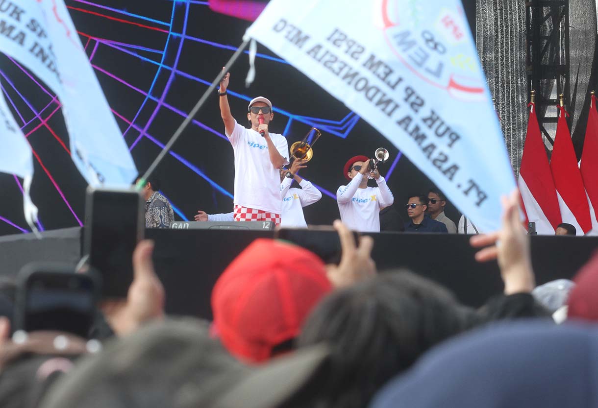 Grup band Tipe-X menghibur massa peserta aksi peringatan Hari Buruh Internasional (Mayday) di Lapangan Monas, Jakarta Pusat, Kamis (1/5/2025).(Beritanasional.com/Oke Atmaja)