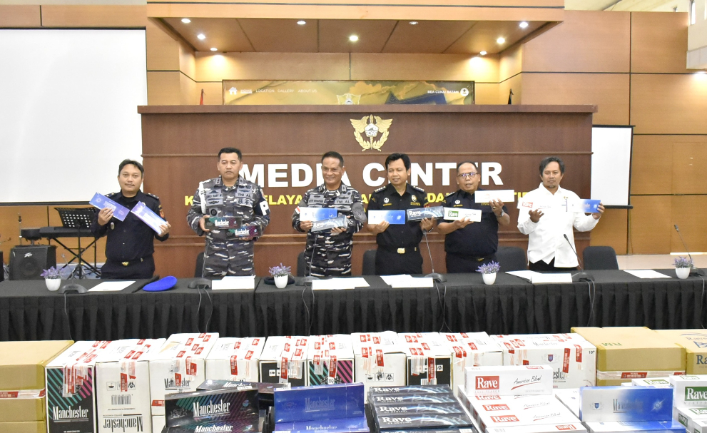 TNI AL saat konferensi pers kasus penyelundupan rokok ilegal di Batam. (Foto/Istimewa)