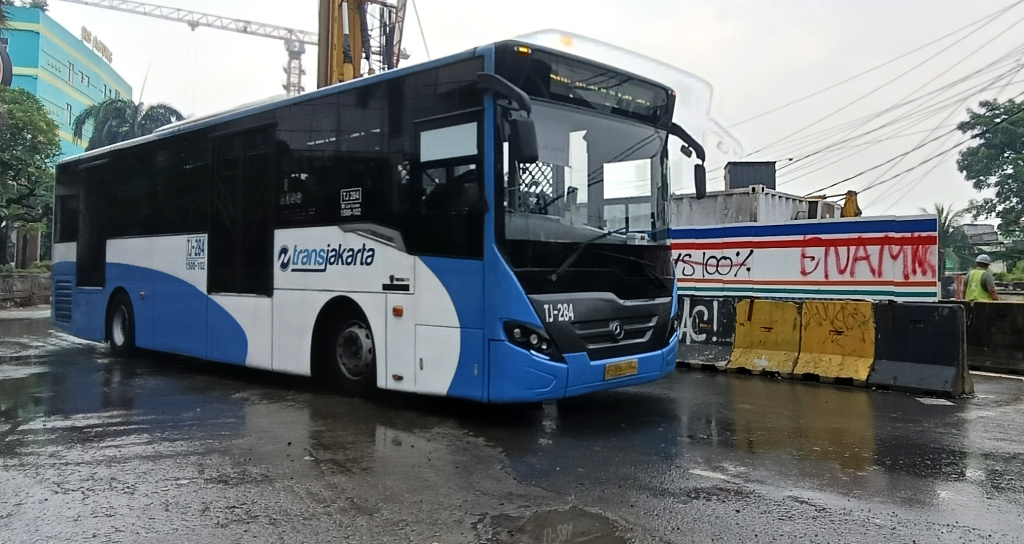 Transjakarta melintas di kawasan Manggarai, Jakarta, Kamis (22/5/2025) ( Berita nasional.com/Oke Atmaja)