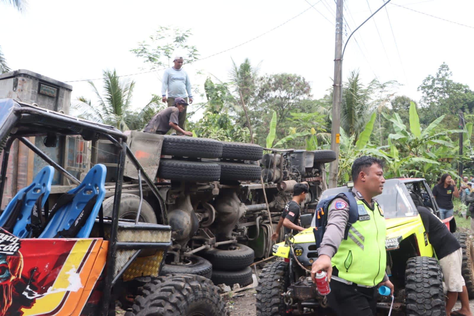 Truk Tabrak Angkot di Purworejo. (Foto/Istimewa)