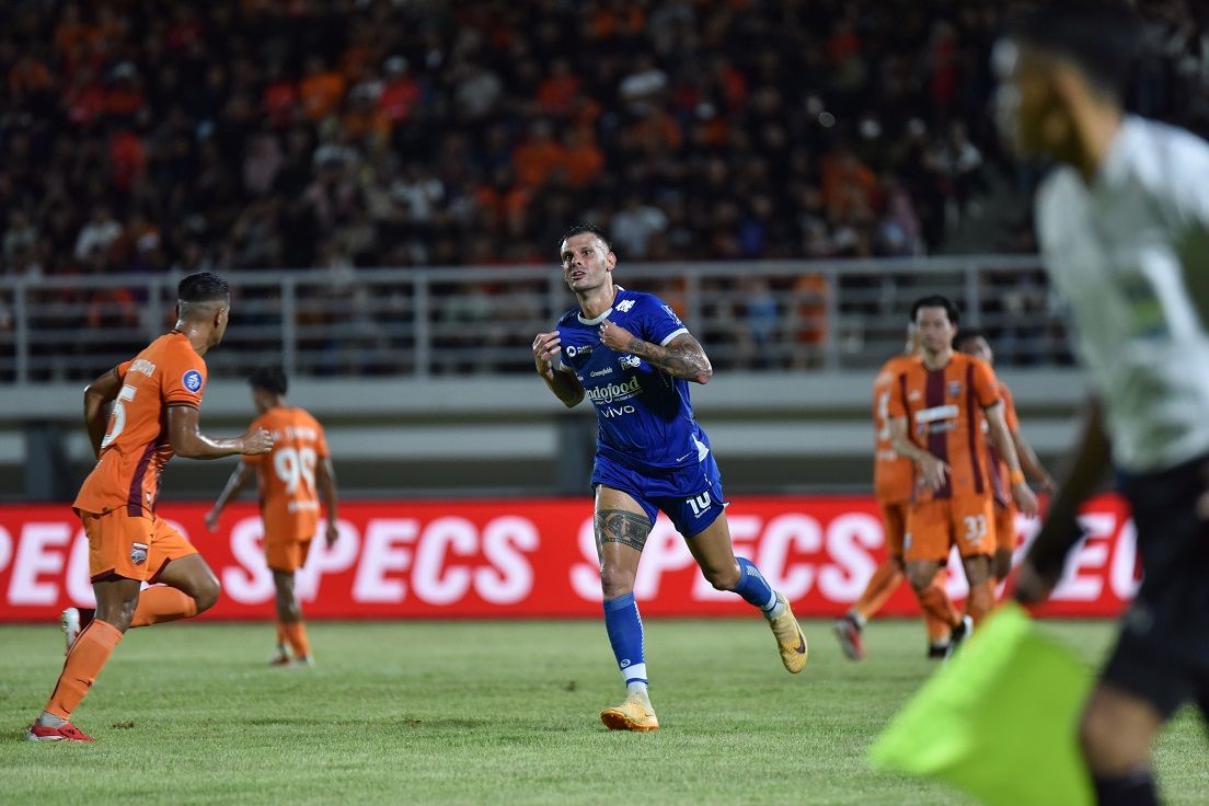 Tyronne Del Pino (baju biru) berhadapan dengan pemain Borneo FC. (Foto/persib.co.id)