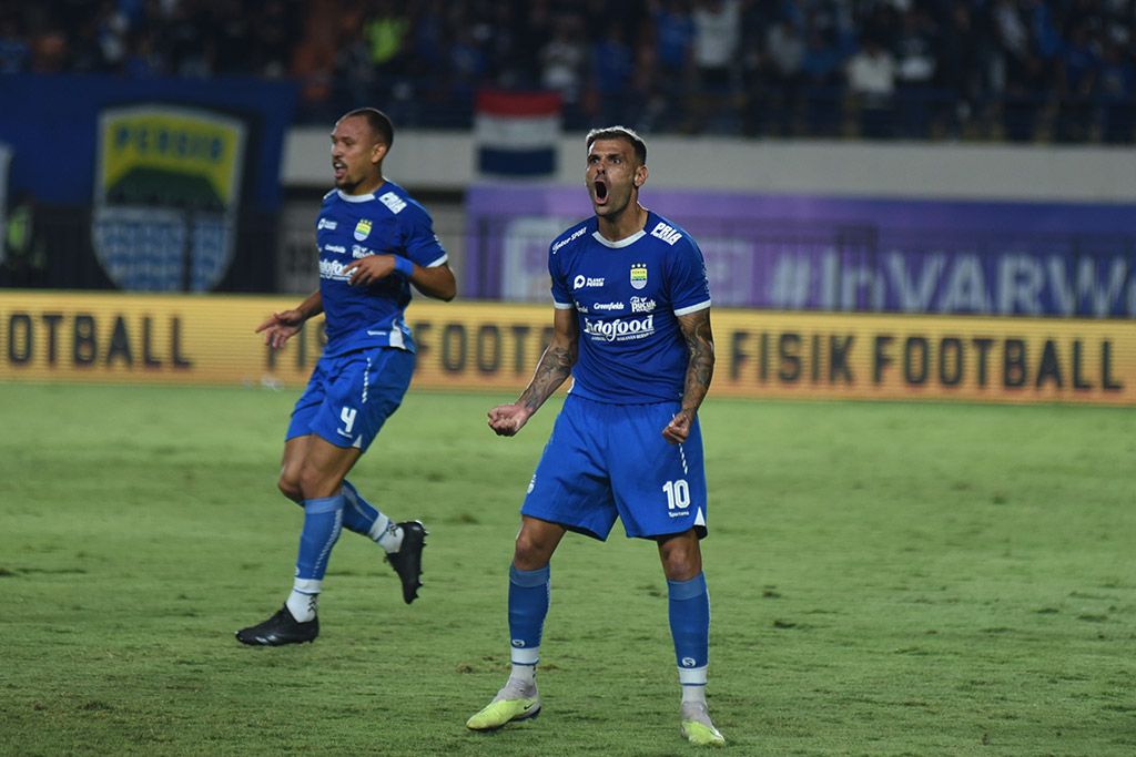 Tyronne Del Pino (kanan) ditahbiskan menjadi pemain terbaik Liga 1 musim 2024/2025. berhadapan dengan pemain Borneo FC. (Foto/persib.co.id)