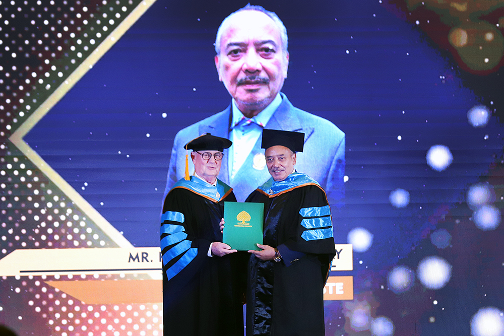 Universitas Bodhisastra Florida, Amerika Serikat memberikan gelar Doktor kepada  tokoh berpengaruh dari berbagai negara. (BeritaNasional/Elvis Sendouw)