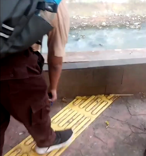 Guiding Block disorot siswa karena arah ke kali. (Foto/Instagram)