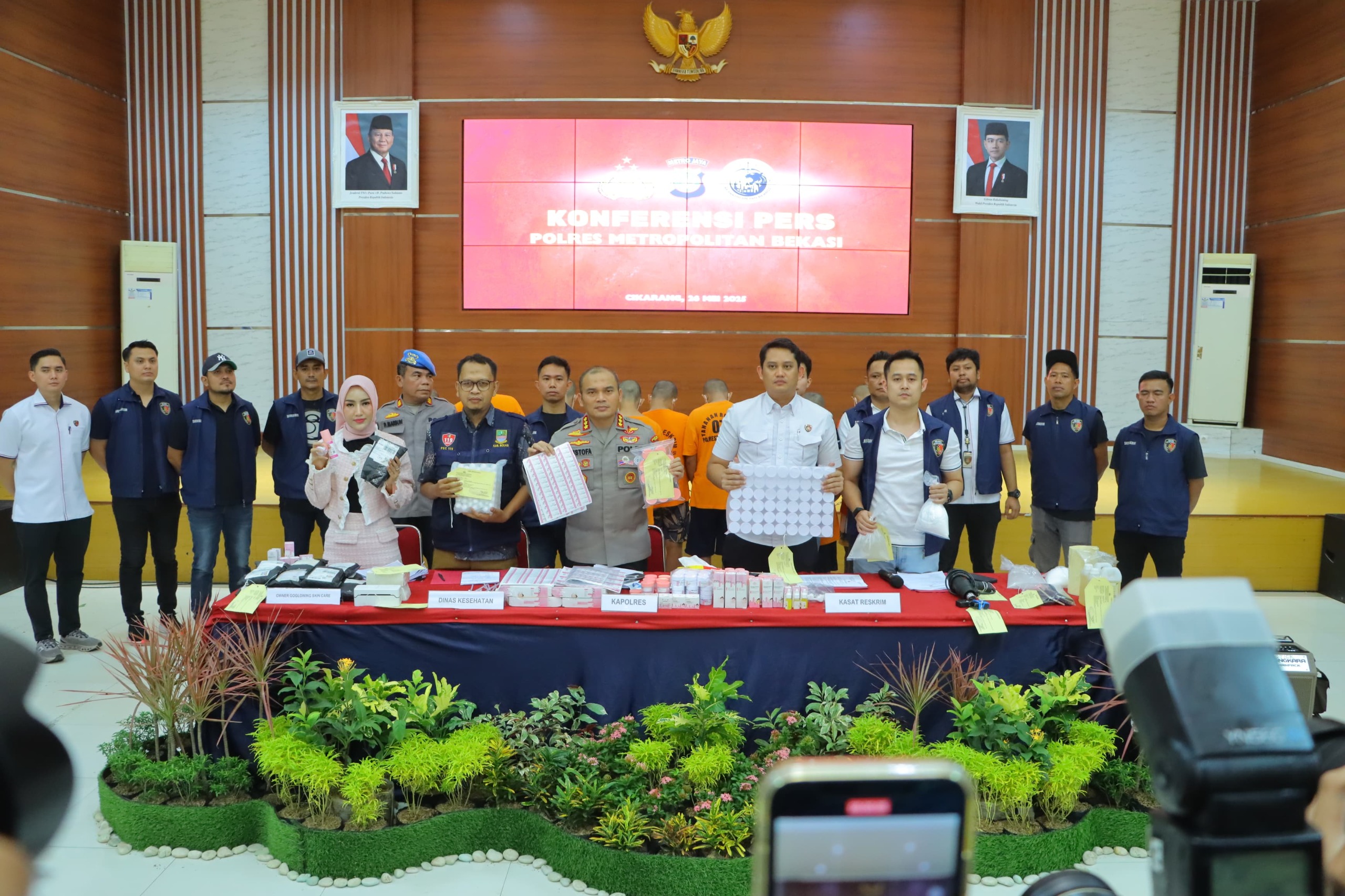 Polisi bongkar pabrik pembuat produk perawatan kulit palsu di Bekasi Jawa Barat. (BeritaNasional/Bachtiarudin Alam)