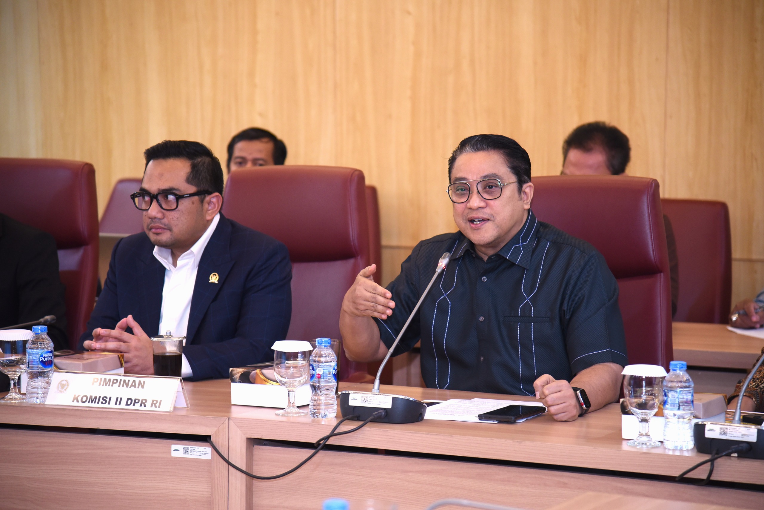 Wakil Ketua Komisi II DPR RI Dede Yusuf (kanan) saat rapat di Kompleks Parlemen. (BeritaNasional/Elvis)