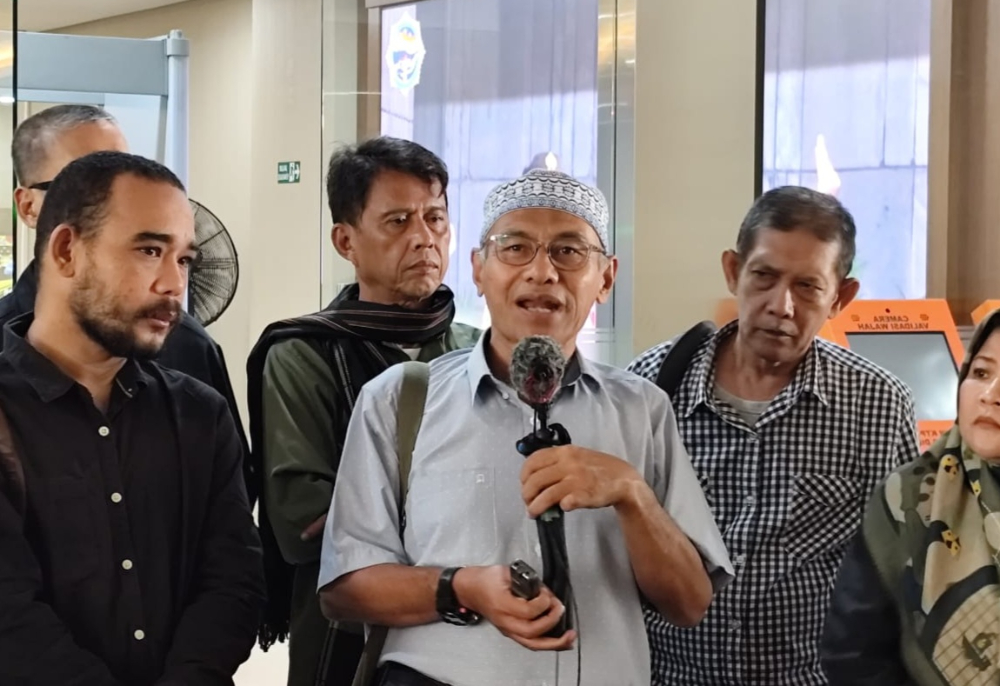 Rizal Fadillah Mengaku Dipanggil Polda Metro Imbas Laporan Jokowi soal Ijazah Palsu Wakil Ketua TPUA Rizal Fadillah (dua dari kiri) saat diwawancarai. (BeritaNasional/Bachtiarudin Alam)