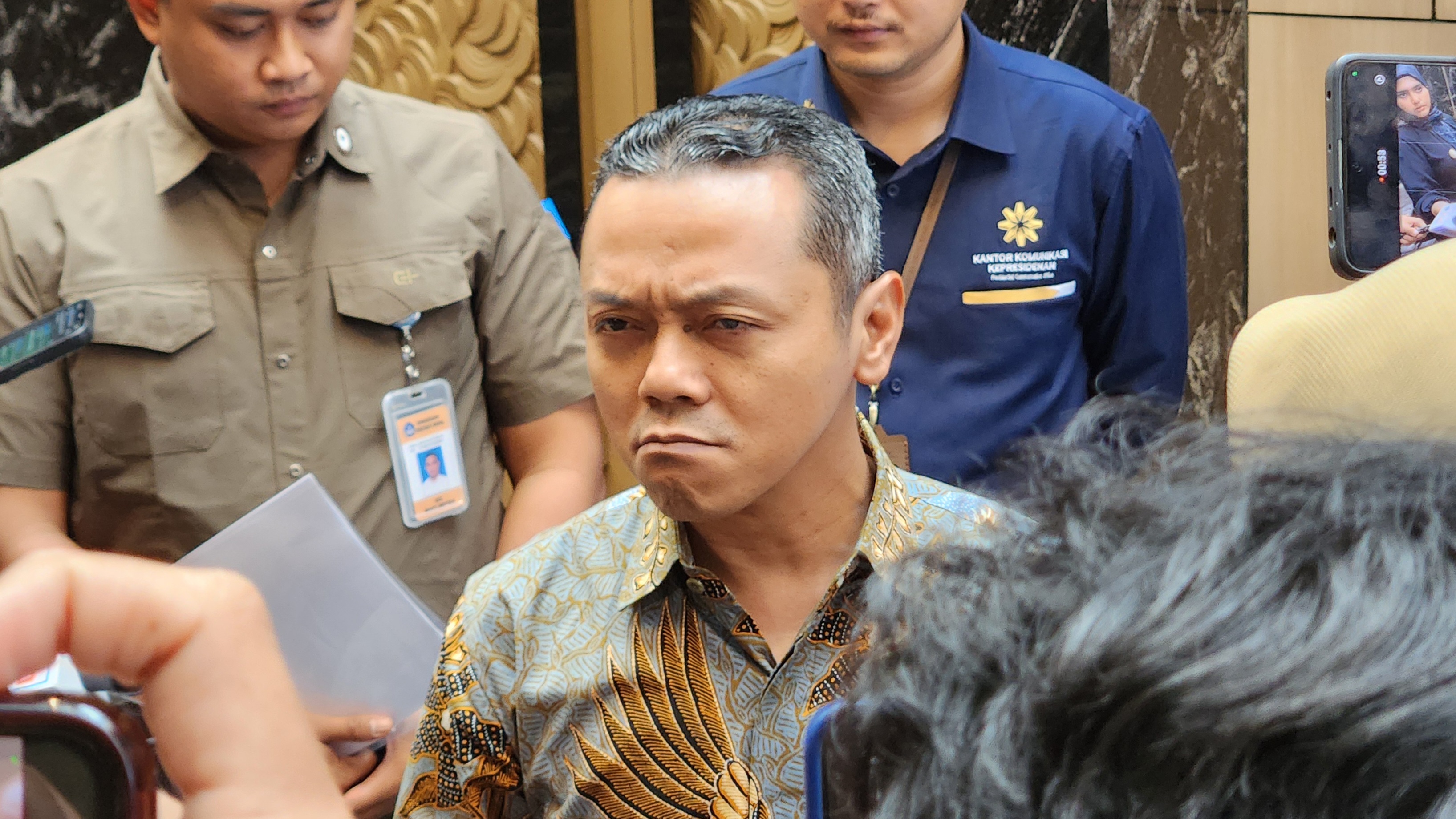 Wamendikdasmen Fajar Riza Ul Haq saat diwawancarai. (BeritaNasional/Panji)