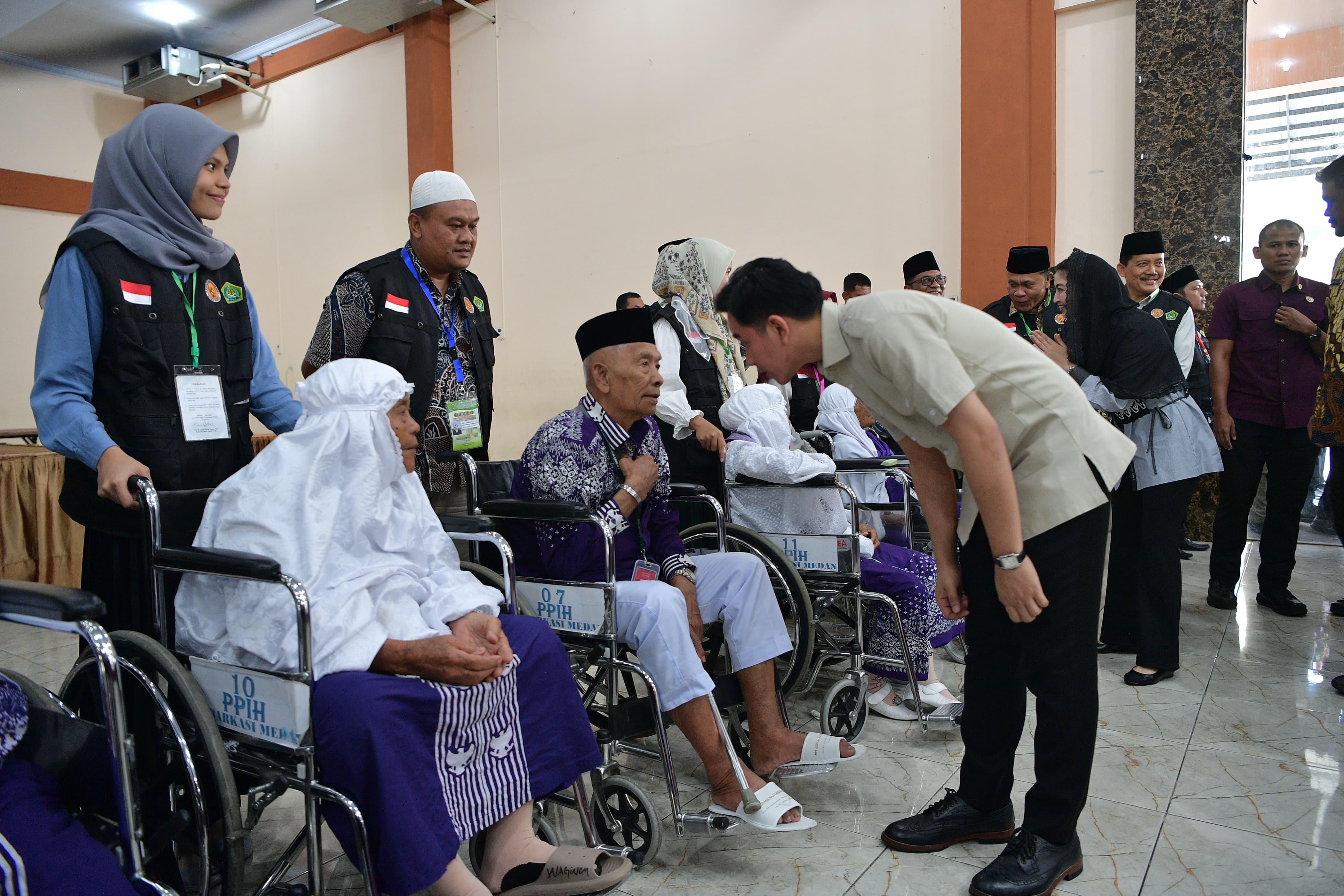 Wakil Presiden (Wapres) Gibran Rakabuming tinjau kesiapan calon jemaah haji di asrama haji Pangkalan Masyhur, Medan, Sumatera Utara. (BeritaNasional/Elvis Sendouw/HO Setwapres)