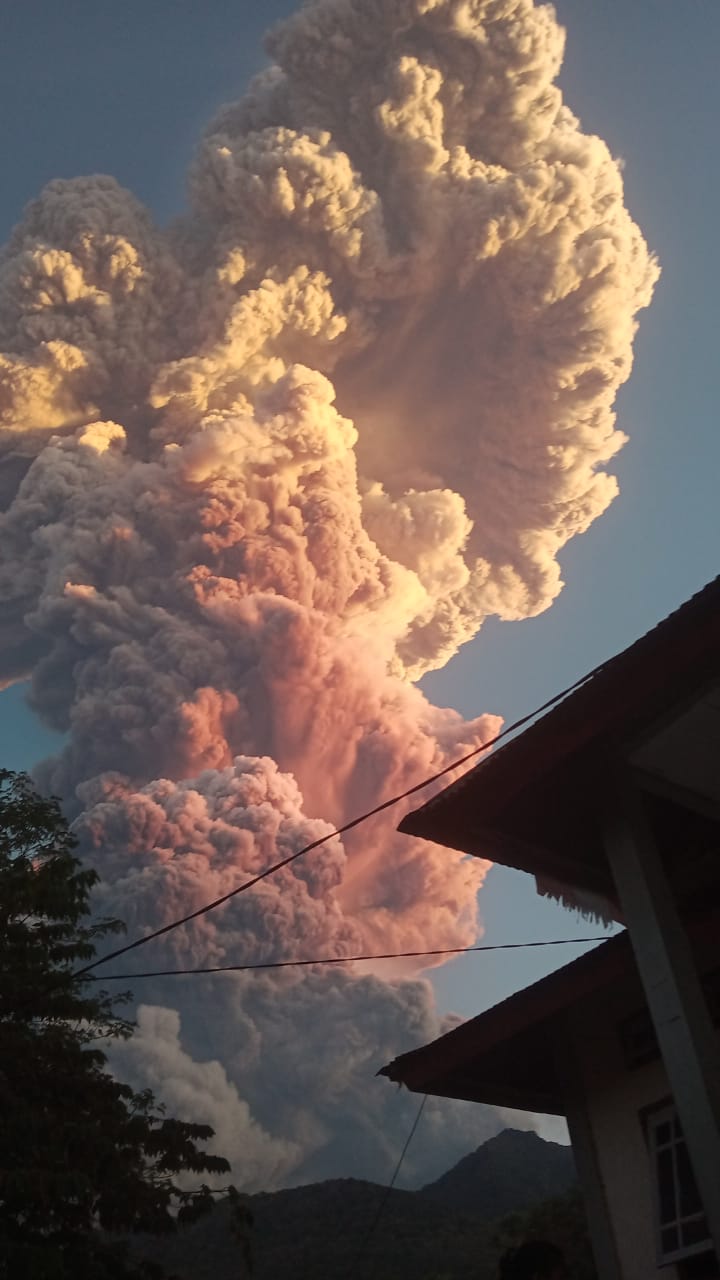 Gunung Lewotobi erupsi (Foto/BNPB)