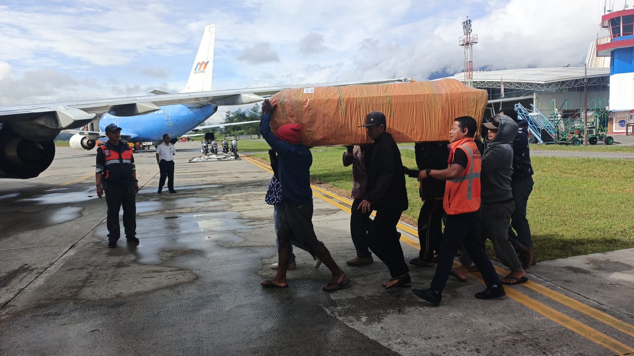 Jenazah korban penembakan KKB di Papua dibawa untuk diterbangkan ke Jakarta. (BeritaNasional/dok humas Polri)