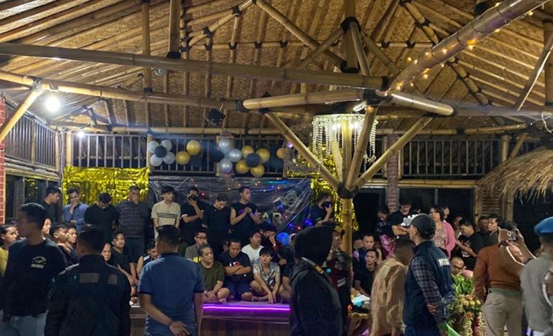75 Orang Gelar Pesta Gay di Puncak Bogor, Berujung Diciduk Polisi 75 Orang Gelar Pesta Gay di Puncak Bogor (Beritanasional/Bachtiar)
