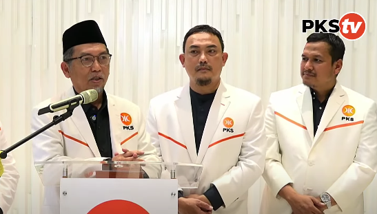 Almuzammil Yusuf (kiri) saat memberikan keterangan. (Foto/YouTube PKS)