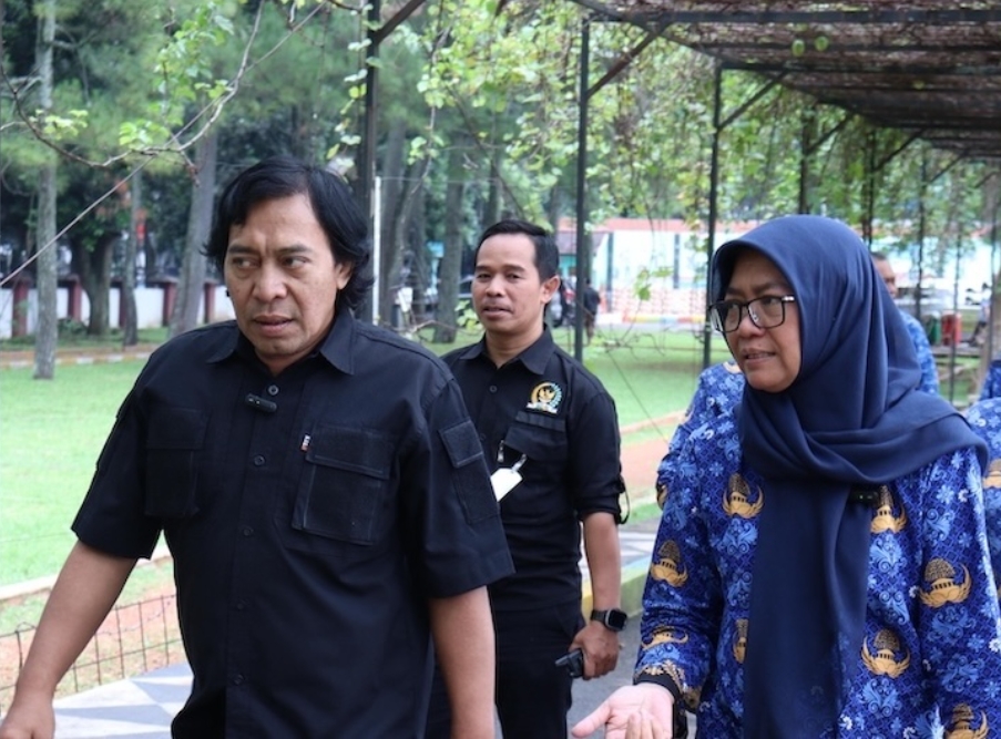 Anggota DPD Alfiansyah Komeng saat menyambangi Sentra Wyata Guna di Bandung, Jawa Barat. (Foto/Kemensos)