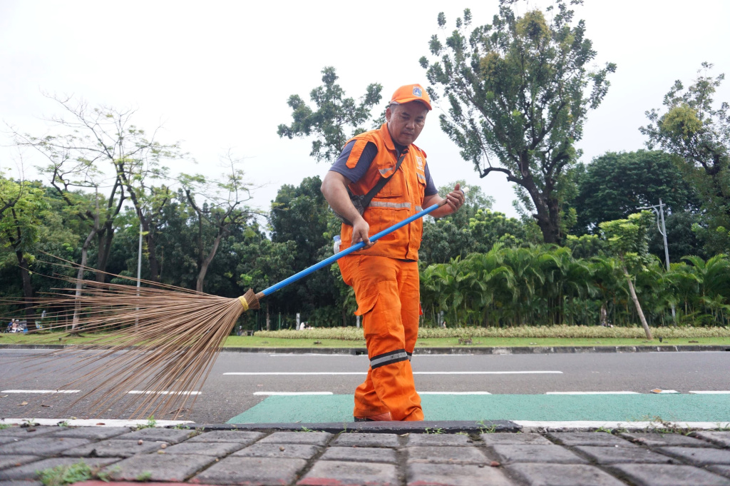 Anggota Penanganan Prasarana dan Sarana Umum (PPSU) menyapu sampah. (BeritaNasional/Oke Atmaja)