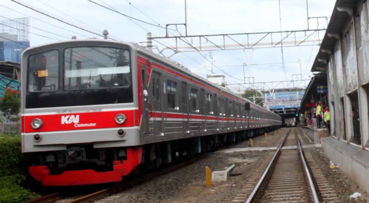 Kereta melintas di Stasiun Karet, Jakarta, Selasa(10/6/2025). (Beritanasional.com/Oke Atmaja)