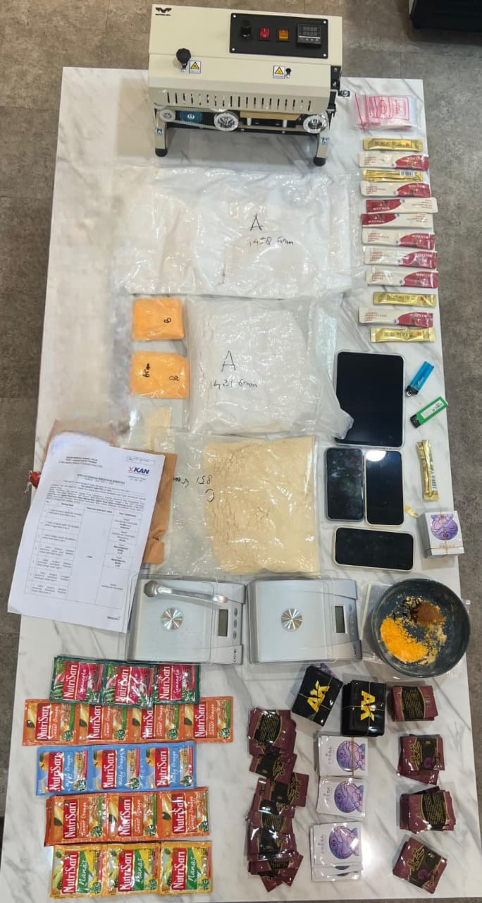 Polisi Gerebek Apartemen di Jakbar, Diduga Jadi Laboratorium Gelap Narkoba Barang bukti penggerebekan di laboratorium narkoba, Jakarta Barat. (Foto/Istimewa)