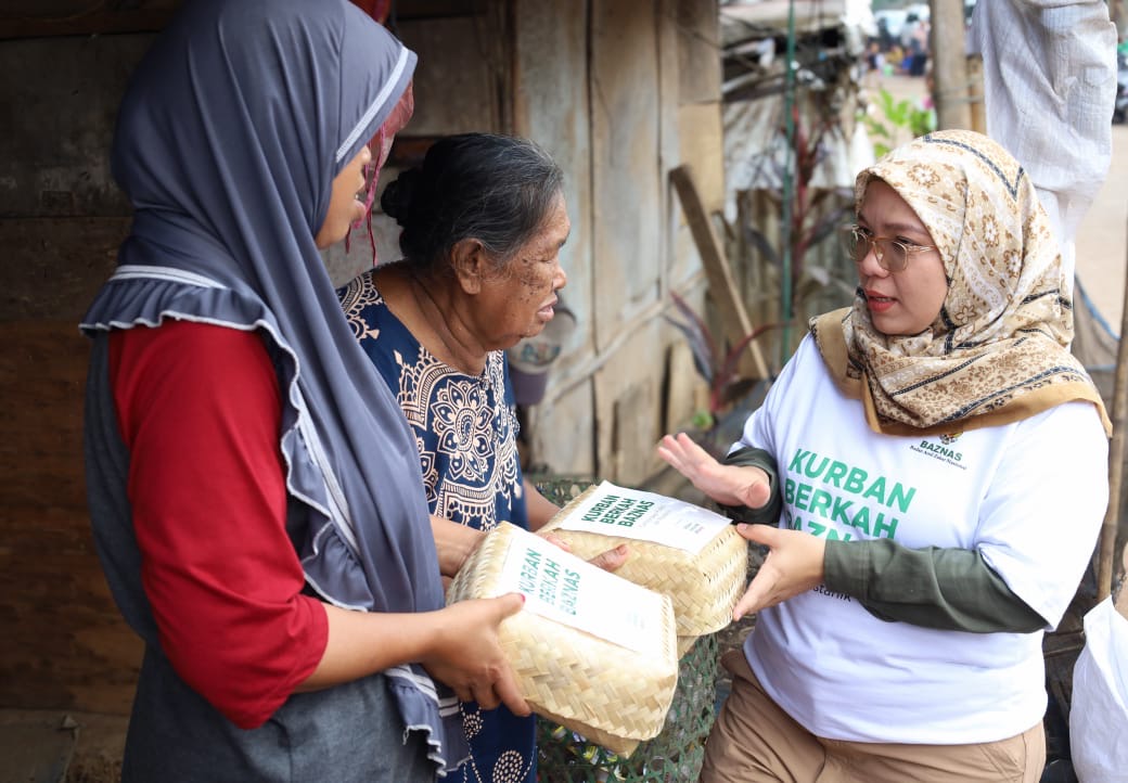 Baznas mendistribusikan daging kurban kepada para mustahik. (Foto/Baznas)